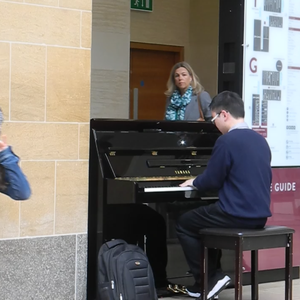 比基尼大乳少妇欧美被强奸
